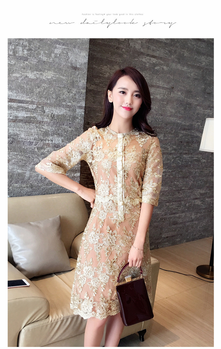 **หมดค่ะ**เดรสผ้าลูกไม้ปักสีทอง ลายดอกไม้ กระดุมผ้าหน้าอก เดรสเข้ารูปช่วงเอว แขนยาวสามส่วน มีซับในสายเดี่ยวสีน้ำตาลทอง (ปรับความยาวสายที่ไหล่ได้) สวยหรูมากๆค่ะ