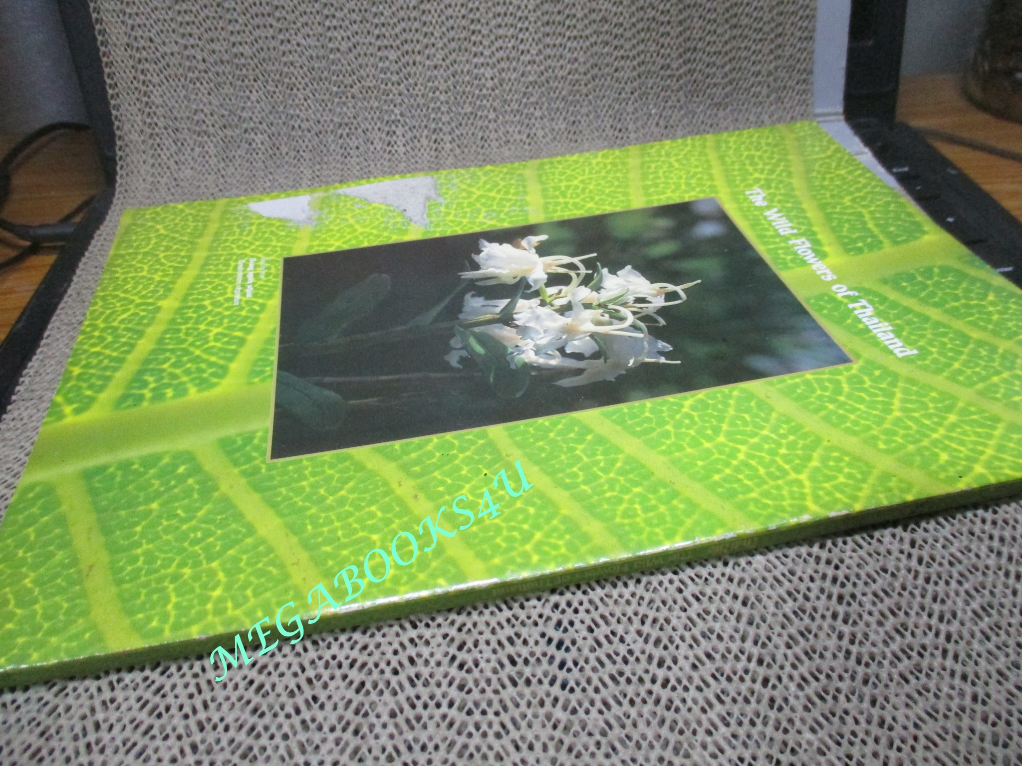 หนังสือภาษาอังกฤษ ดอกไม้ในเมืองไทย THE WILD FLOWERS OF THAILAND (THAI LIFE) ตำหนิ ปกหน้าหลัง มีรอยกระดาษเล่มอื่นๆติด