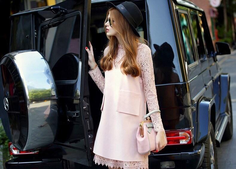 ***หมดค่ะ***เดรสไสตล์เกาหลี 2 ชิ้น ดีเทลเดรสตัวในผ้าลูกไม้เนื้อดีสวยทรงหลวมคอกลมแขนยาวมีซับในติดกระดุมที่คอด้านหลัง+เดรสตัวนอกผ้าเนื้อหนาอย่างดีคอวีแขนกุดแต่งกระเป๋าข้างทรงหลวม การตัดเย็บเรียบร้อย ใส่สบายคุณภาพดีค่ะ