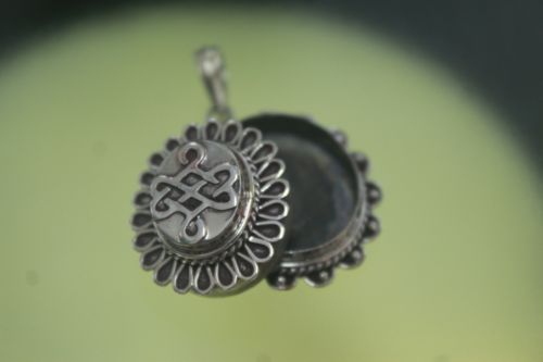 จี้ตลับสัญลักษณ์เงื่อนมงคล (The Endless Knot Pendant)