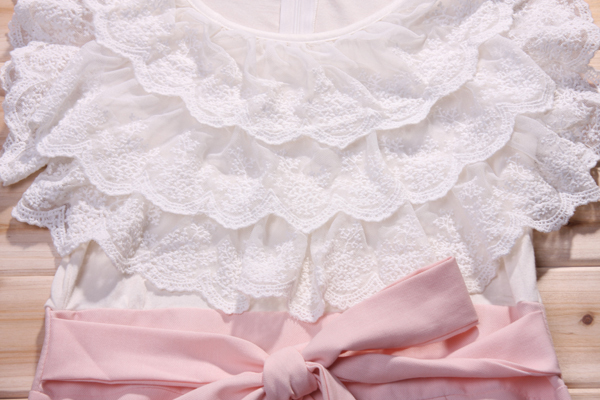 ***หมดค่ะ***ดรสตัวเสื้อผ้าลูกไม้ระบายเป็นชั้้นสีขาวต่อด้วยกระโปรงผ้าสีชมพูตัดป้ายด้านหน้า ผูกโบว์ที่เอวค่ะ