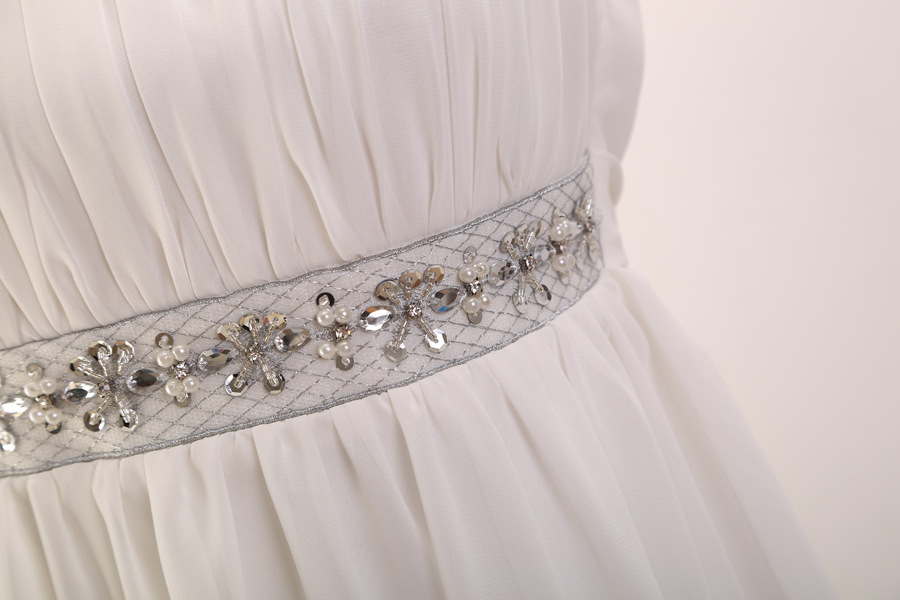 **พร้อมส่ง**เดรสชีฟองสีขาวใส่ไปงานแต่งแขนกุด ดีเทลแถบคอช่วงบนและรอบเอวเป็นผ้าชีฟอง ปักเลื่อมผสมเพชรเล็กๆ ติดมุกรียงราย สวยหวาน ติดซิปด้านหลัง มีซับใน สวยคุณภาพดีเหมือนแบบค่ะ