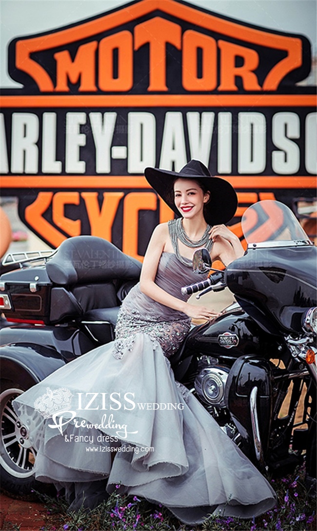 PW323 - **พรีออเดอร์ค่ะ** ชุดคู่ถ่ายพรีเวดดิ้ง (prewedding dress) & ชุดแต่งงานแฟนซี (Fancy wedding dress)ชายหญิง "ธีมสีเทา-ดำ"