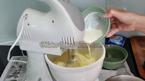 ขั้นตอนการผสมวิปปิ้งครีมลงในครีมชีส เพื่อทำมะม่วงครีมชีส