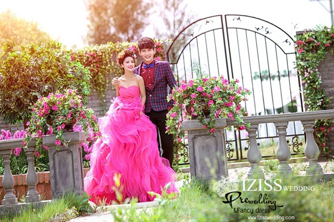 PW315 **พร้อมส่งเฉพาะชุดผู้หญิง** ชุดคู่ถ่ายพรีเวดดิ้ง (prewedding dress) & ชุดแต่งงานแฟนซี (Fancy wedding dress)ชายหญิง "ธีมสีชมพู-แดงน้ำเงิน"
