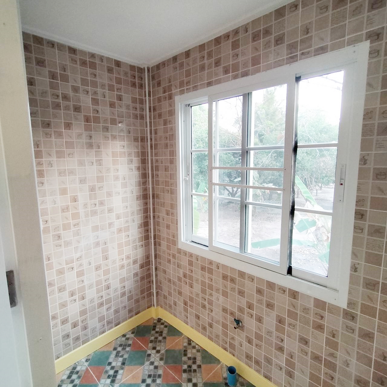 บ้านน็อคดาวน์เป็นโครงสร้างเหล็ก ขนาด 4*6 เมตร สูง 2.4 เมตร