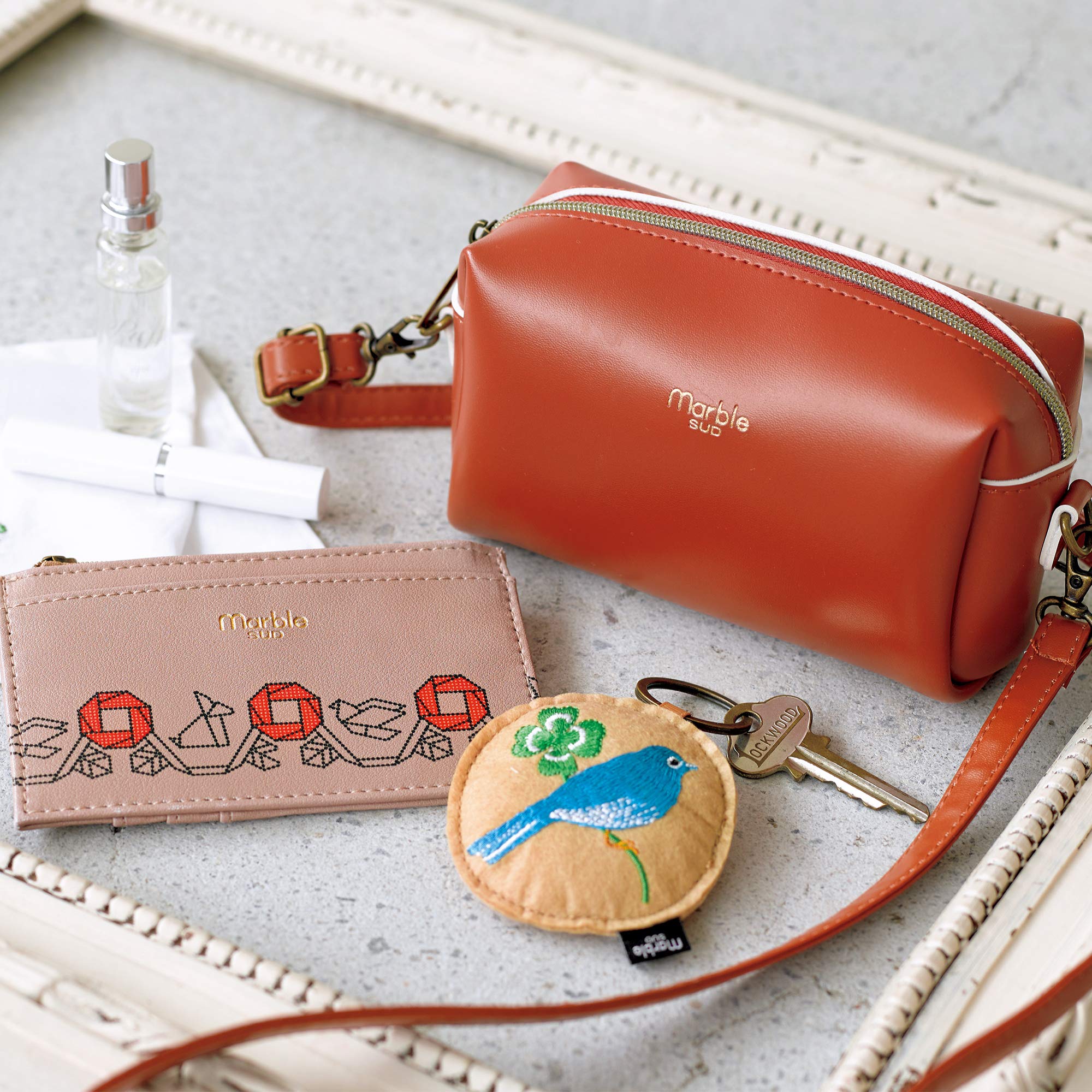 ❌เลิกจำหน่าย ❌ (มีกล่อง) Marble Sud & Universal Case & Charm Set กระเป๋าสะพายขนาดกะทัดรัด เคสและพวงกุญแจ