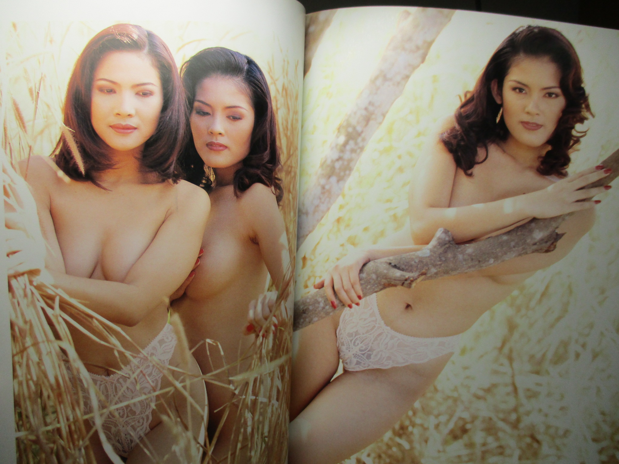 TWINS PHOTO ALBUM SPECIAL COVER GIRL JINA BOONSITA & PIYATIDA PITADAMRONG