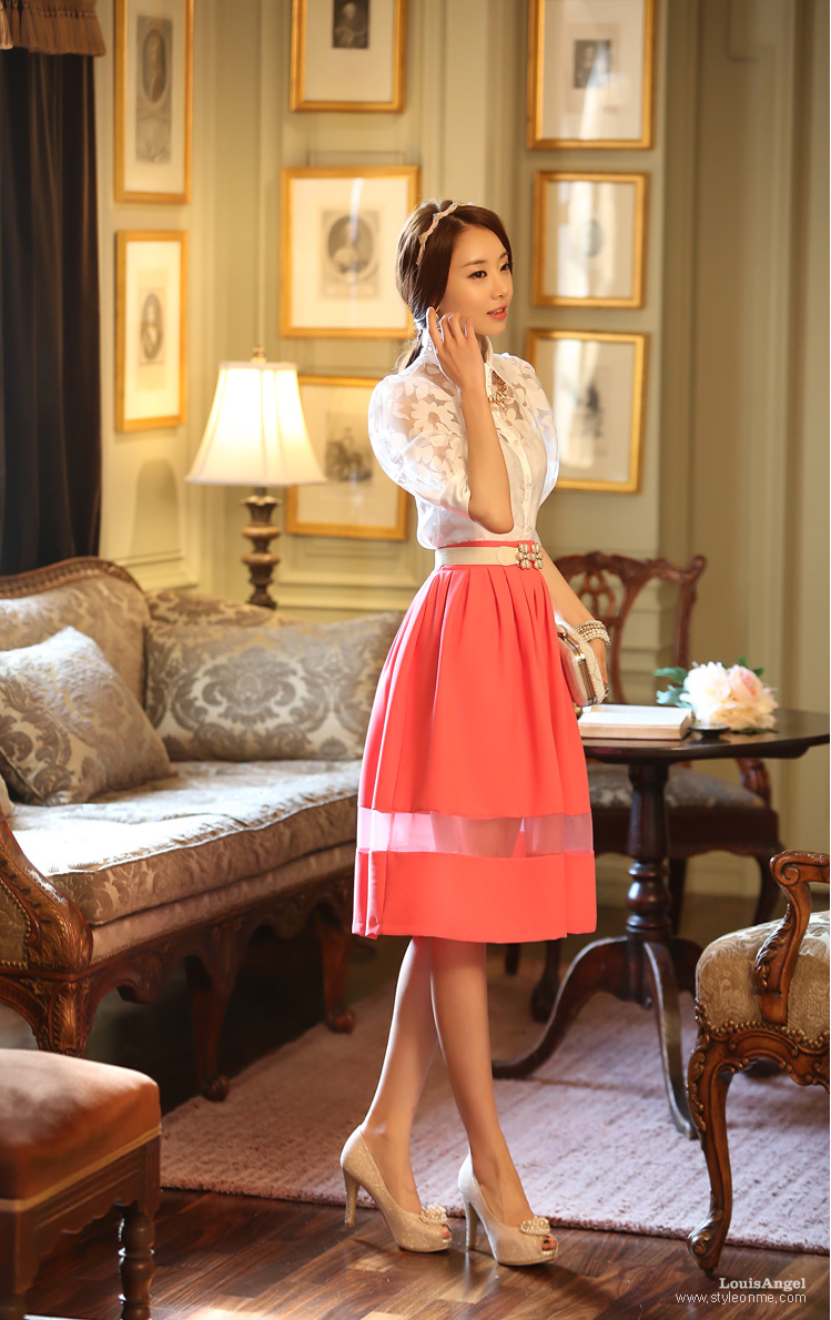 ***หมดค่ะ***เสื้อคอปก ผ้าตาข่ายพิมลายดอกไม้ มีกระดุมผ่าหน้า แขนสามส่วนรวบปลาย น่ารักมากๆค่ะ