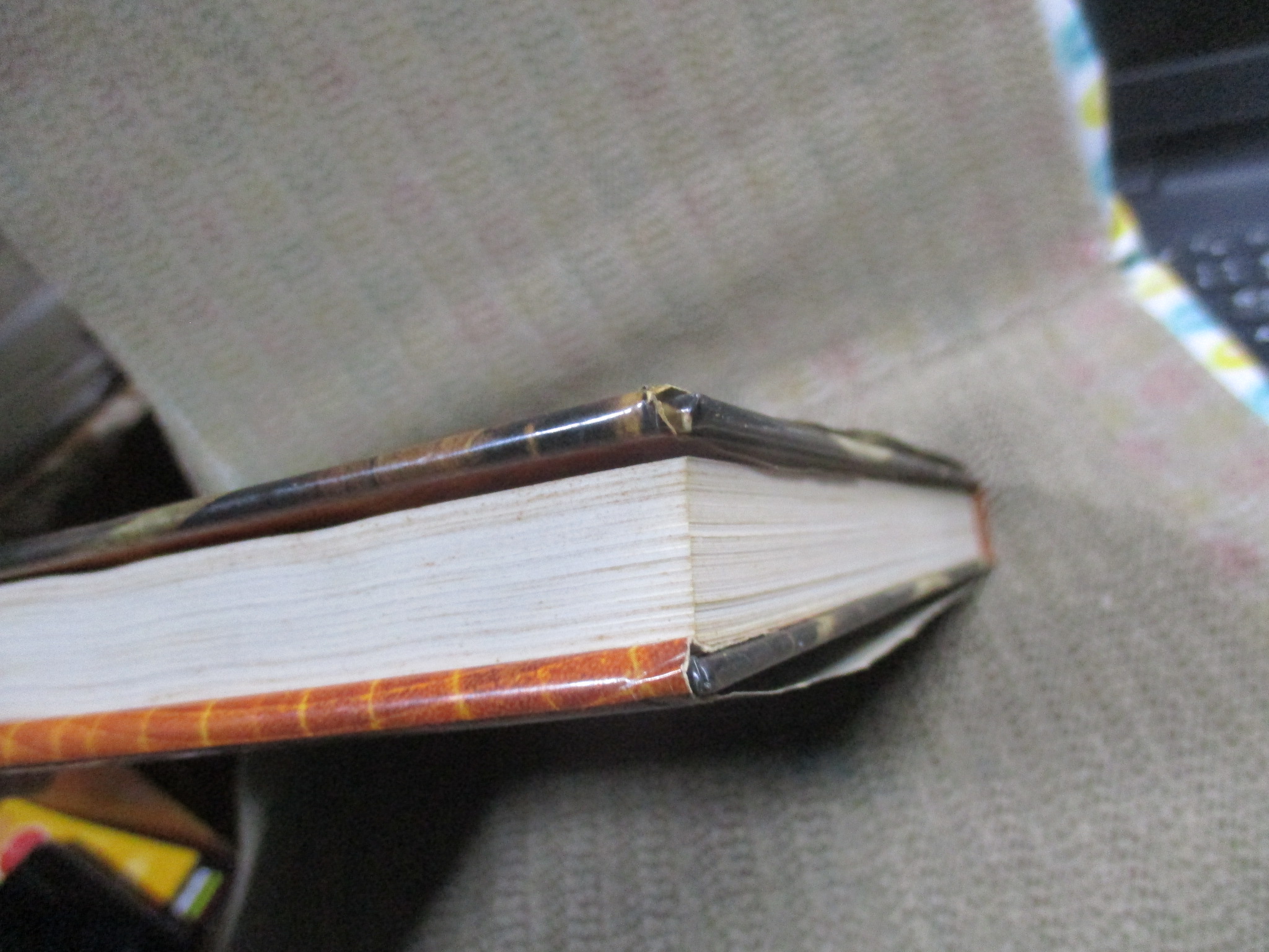 หนังสือ ศิลปะงานไม้ของไทย THAI WOOD BY MARK GRAHAM (ภาษาอังกฤษ) /สภาพดี ริมปกนอกมีขาดเล็กน้อย