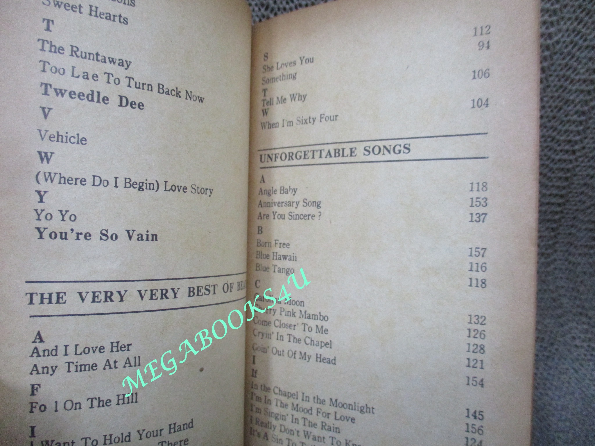 หนังสือเพลงเก่า คอร์ด กีต้าร์ FAVORITE SONGS WITH GUITAR CHORDS ปี2516 ตำหนิ สภาพเก่าหน่อย