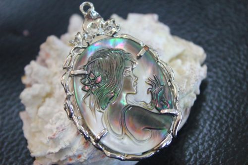 จี้รูปผู้หญิงเปลือกหอยมุก ( Mother of pearl )