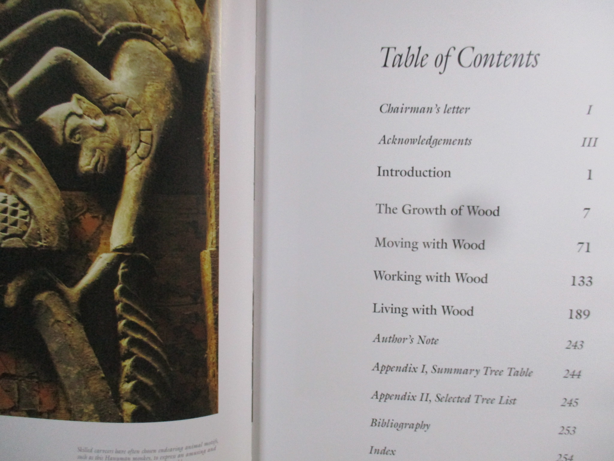 หนังสือ ศิลปะงานไม้ของไทย THAI WOOD BY MARK GRAHAM (ภาษาอังกฤษ) /สภาพดี ริมปกนอกมีขาดเล็กน้อย