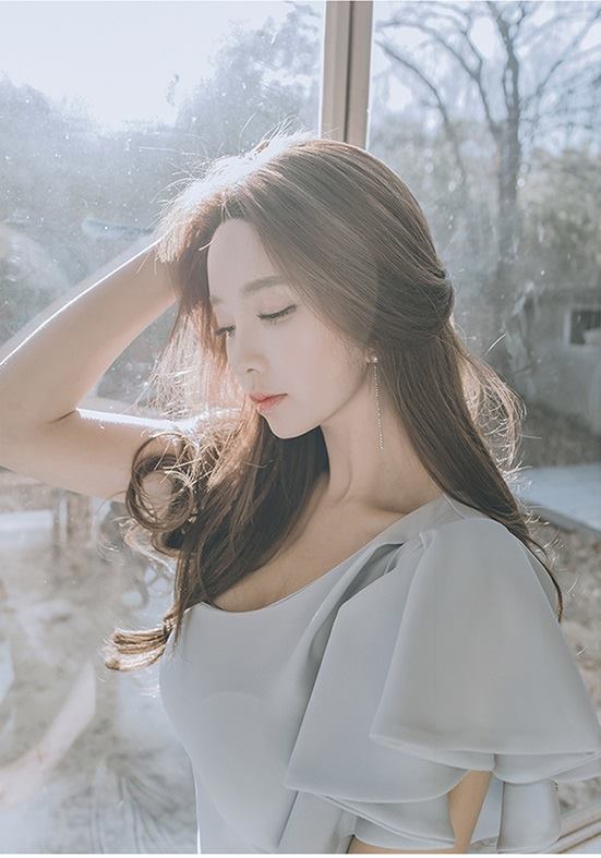 **หมดค่ะ**เดรสผ้าโพลีเอสเตอร์ผสม สีฟ้า เปิดไหล่ข้างขวา ด้านซ้ายแขนเสื้อระบาย เหมือนแบบ เดรสทรงตรงสอบ สวยมากๆค่ะ