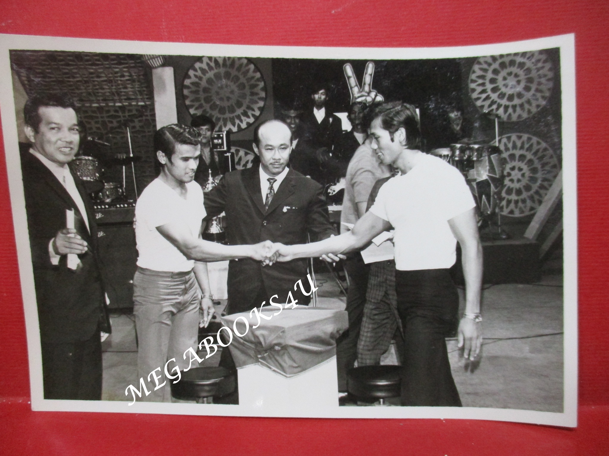 ภาพถ่ายขาวดำ จำนงค์ บำเพ็ญทรัพย์ ในรายการแข่งขัน งัดข้อ ขนาด 3.5 * 5.5 นิ้ว