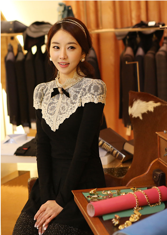 ***หมดค่ะ***เสื้อแฟชั่นเกาหลีแขนยาวสีดำ ผ้าคอตตอน ตัดต่อลูกไม้ช่วงอก มีกระดุมหลัง ไม่มีซับใน เหมือนแบบค่ะ