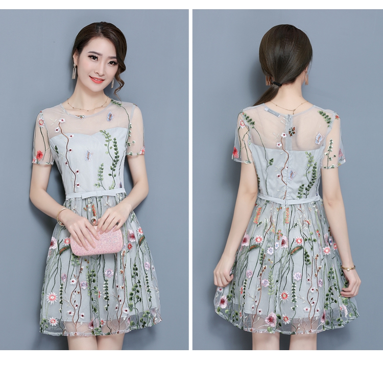 **หมดค่ะ**เดรสผ้าลูกไม้ปักลายดอกไม้หลากสี งานปักสวยงามมากๆๆค่ะ