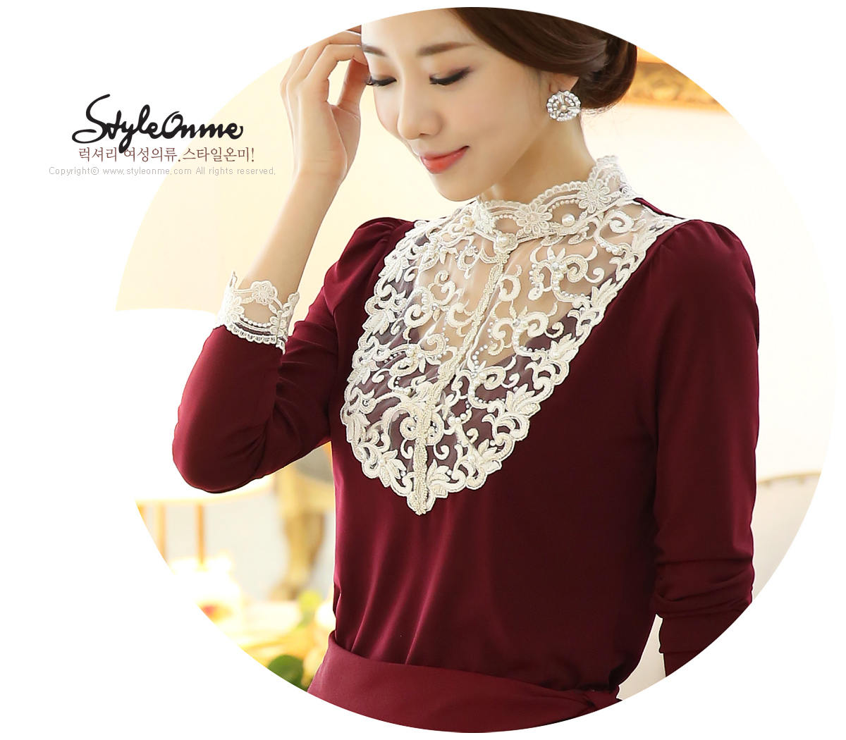 **หมดค่ะ**เสื้อใส่ทำงานผ้าสีขาวแดงแขนยาว คอตั้งดีเทลตกแต่งช่วงอกด้วยผ้าโปร่งปักดิ้นทองผสมมุกและเพชร ปลายแขนแต่งขอบ สวยคุณภาพดีเหมือนแบบค่ะ