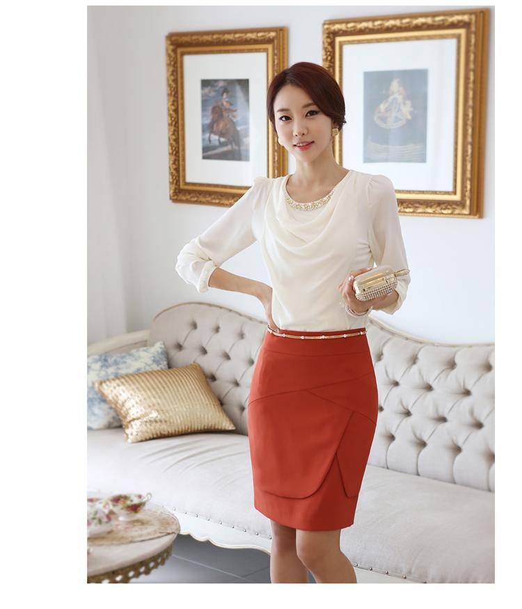 ***หมดค่ะ***เสื้อผ้าชีฟองสีขาว ปักพลอยที่คอเสื้อ แขนยาวต่อผ้าค๊อตตอนช่วงลำตัว สวยเหมือนแบบค่ะ