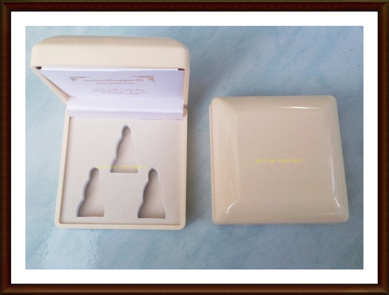 กล่องพระขนาด MR 11 สีงาช้าง เรียบ หรู มี ดีไซน์