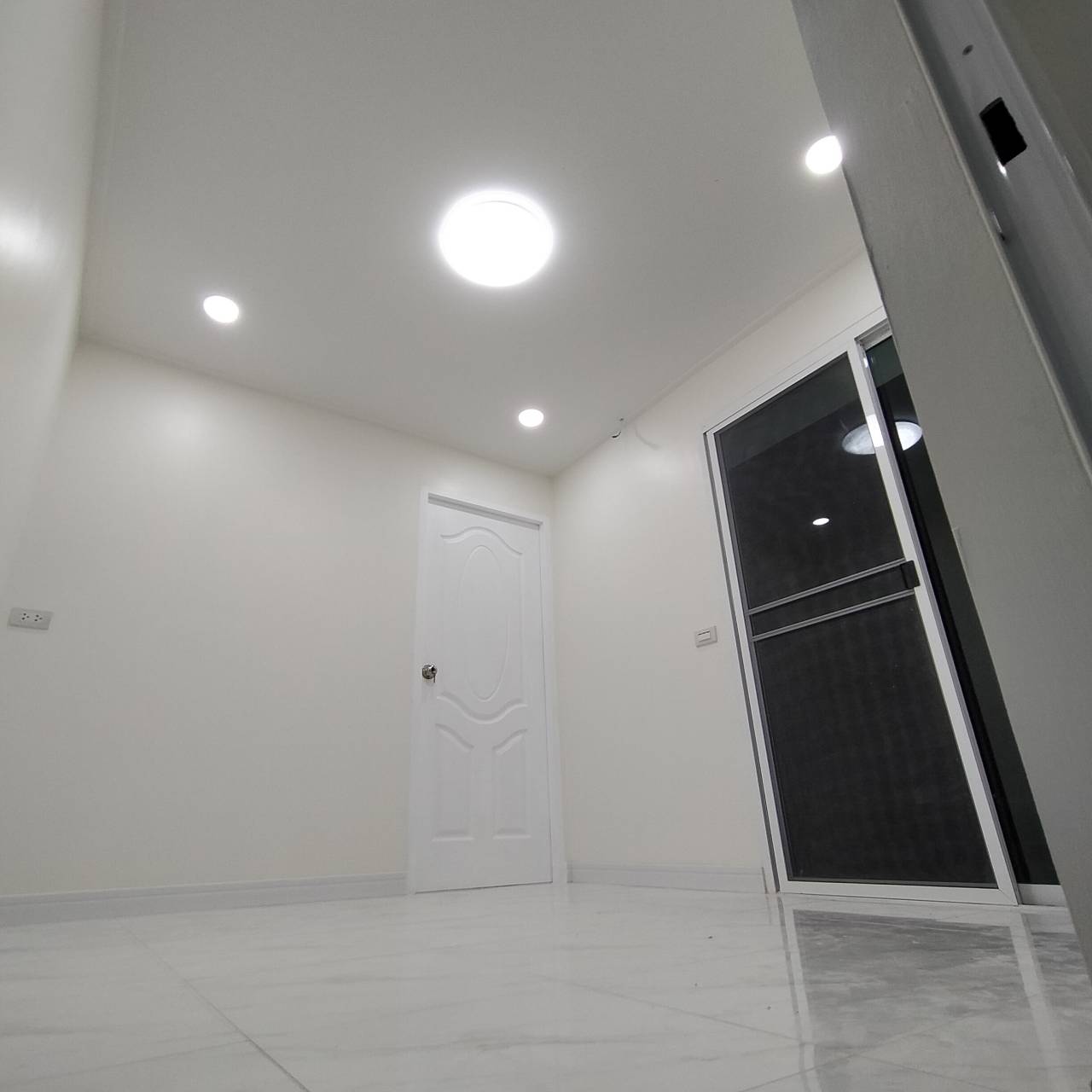 บ้านน็อคดาวน์ ขนาด 4*6 เมตร และมีครัวต่อด้านข้าง ขนาด 3*2 เมตร