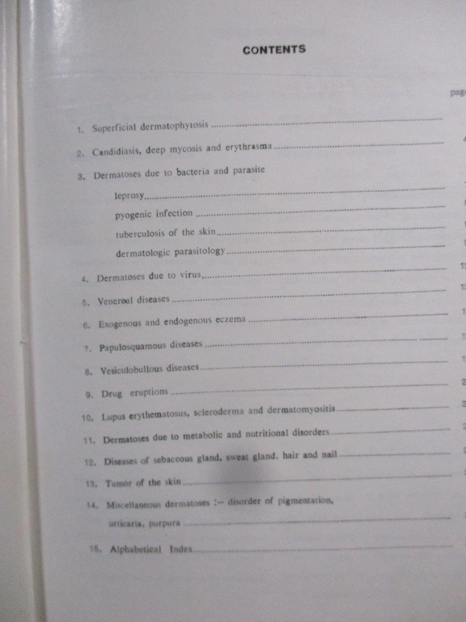 หนังสือ ภาพสีโรคผิวหนังในประเทศไทย / COLOR ATLAS OF SKIN DISEASES / สถาบันโรคผิวหนัง /หน้าปกดูเก่าหน่อย เกิดจากปกพลาสติกเก่า (F/B)