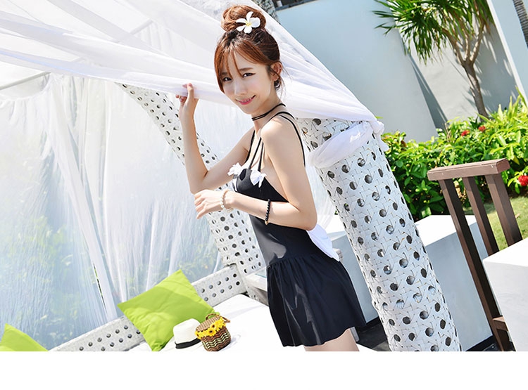 ***พรีออเดอร์***บิกินี่ชุดว่ายน้ำวันพีซ one-piece สีดำ แต่งช่วงอกด้วยโบว์เล็กๆ น่ารัก เล่นดีเทล sexy เล็กๆ โชว์แผ่นหลัง ด้วยสายบราคู่สลับไขว้กัน ช่วงกระโปรงแต่งระบาย สดใสน่ารักรับลมทะเล สวยเหมือนแบบค่ะ