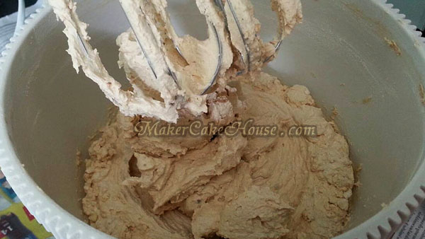 ขั้นตอนการตีส่วนผสมแป้ง และส่วนผสมเนยให้เข้ากัน เพื่อทำคุกกี้อัลมอนต์