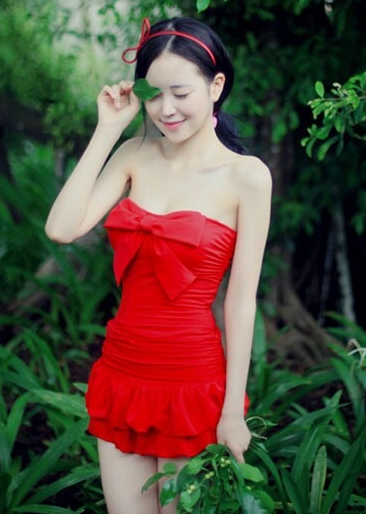 ***พร้อมส่ง***บิกินี่ชุดว่ายน้ำ set 2 ชิ้น แบบ one-piece สีแดงตกแต่งโบว์ช่วงอก มีสายผูกเป็นโบว์คล้องที่คอด้านหลัง สามารถผูกหรือเก็บสายได้ พร้อมกระโปรงตกแต่งระบายเป็นชั้นๆ สามารถใส่แบบวันพีซปรับได้ 2 สไตล์ สวยเหมือนแบบมากๆ ค่ะ