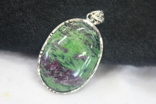 จี้ซอยไซต์รูบี้ (Ruby Zoisite Pendant)