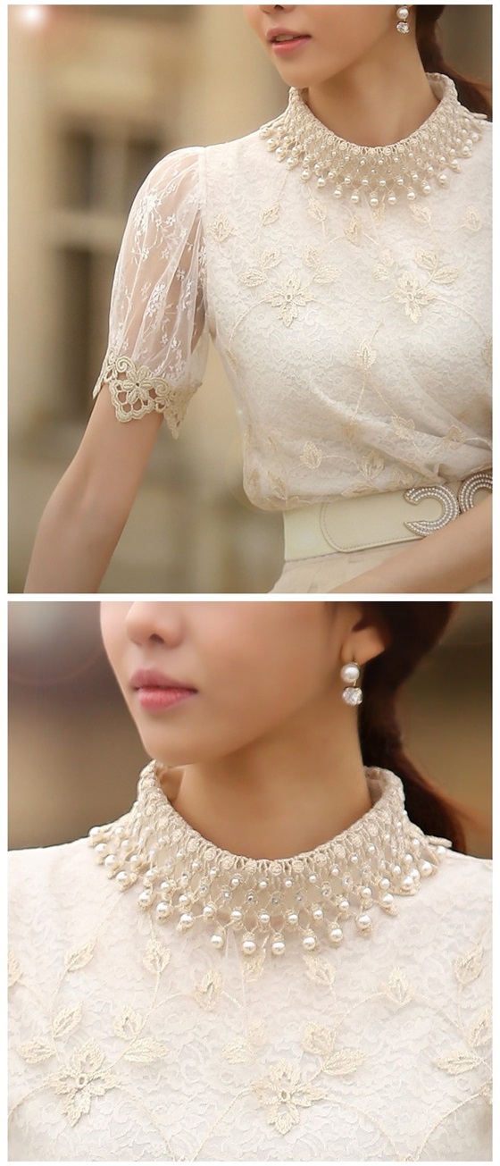 ***หมดค่ะ***เสื้อแฟชั่นผ้าลูกไม้สีขาวด้านหน้าซ้อนทับด้วยผ้าแก้วโปร่งปักลายดอกไม้สีทอง คอเสื้อและริมแขนถักโคร์เชต์สีทองดีเทลตกแต่งมุขและเพชรล้อมรอบคอติดกระดุมด้านหลัง แขนใช้ผ้าลูกไม้โปร่ง สวยหวานเหมือนแบบค่ะ