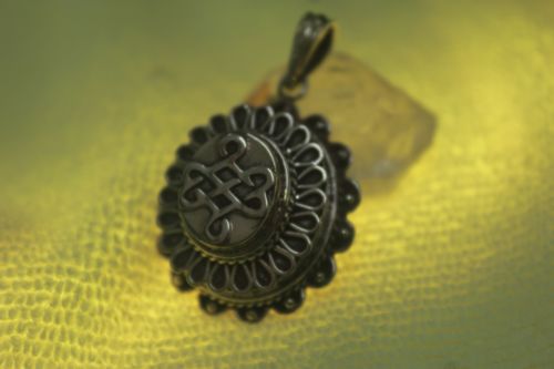จี้ตลับสัญลักษณ์เงื่อนมงคล (The Endless Knot Pendant)