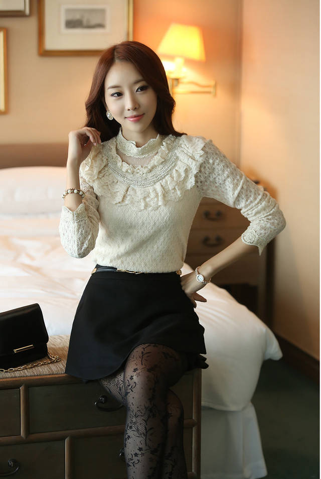 ***หมดค่ะ***เสื้อผ้าลูกไม้สีครีม แต่งมุกที่คอแต่งระบายลูกไม้ แขนยาวมีซับในสวยเหมือนแบบค่ะ