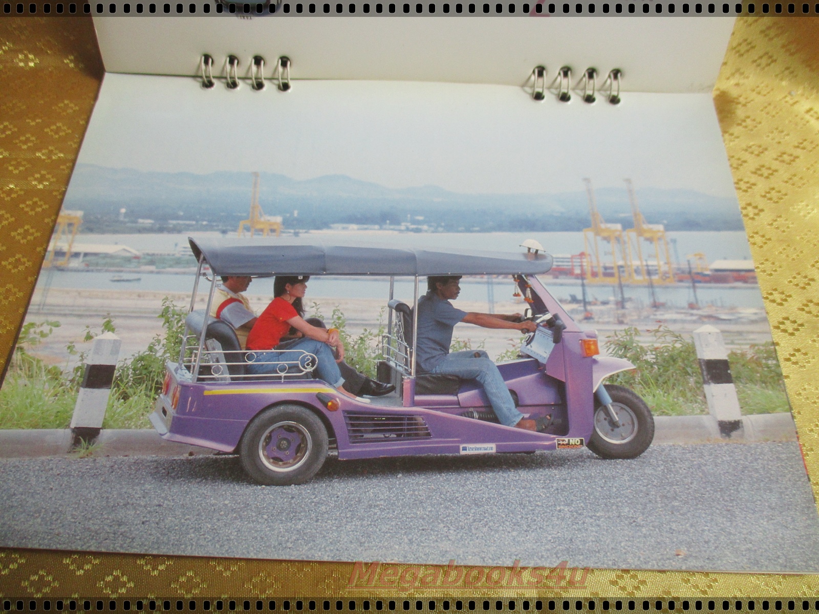 ปฏิทินตั้งโต๊ะ เส้นทางสามล้อไทย ปี2537 / องค์การโทรศัพท์ มีตำหนิ สินค้ามีตำหนิ หน้าปกขาดแหว่งตามรูป ด้านในสภาพดี