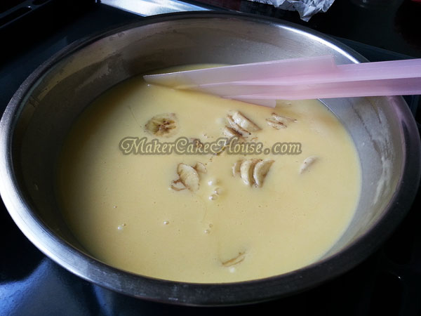 ขั้นตอนการเทส่วนผสมแป้งเค้กลงในกล้วยหอมคลุกน้ำตาล