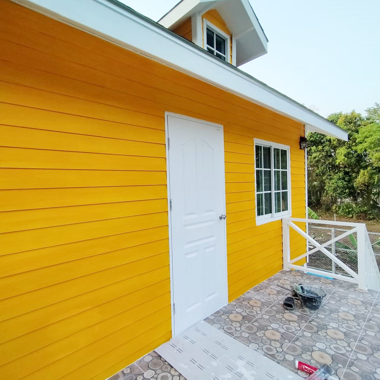 บ้านน็อคดาวน์เป็นโครงสร้างเหล็ก ขนาด 4*6 เมตร สูง 2.4 เมตร