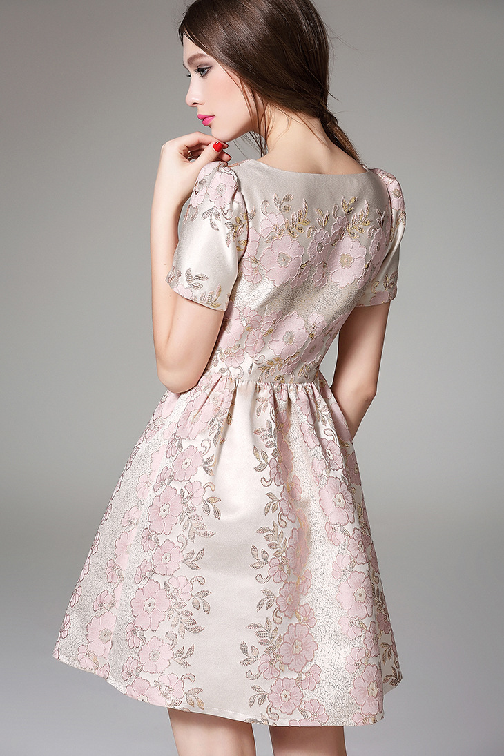 **หมดค่ะ**เดรสผ้าไหมเกาหลีเนื้อพื้นสีครีม ทอลายดอกไม้สีชมพู และใบไม้สีทอง แขนสั้น เข้ารูปช่วงเอว กระโปรงทรงเอ มีซับใน ซิบด้านข้างลำตัว สวยมากๆค่ะ