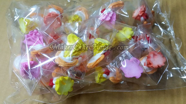 ตุ๊กตาไอซิ่งรูปเด็กผู้หญิงถือดอกไม้ ( 20 ชิ้น )