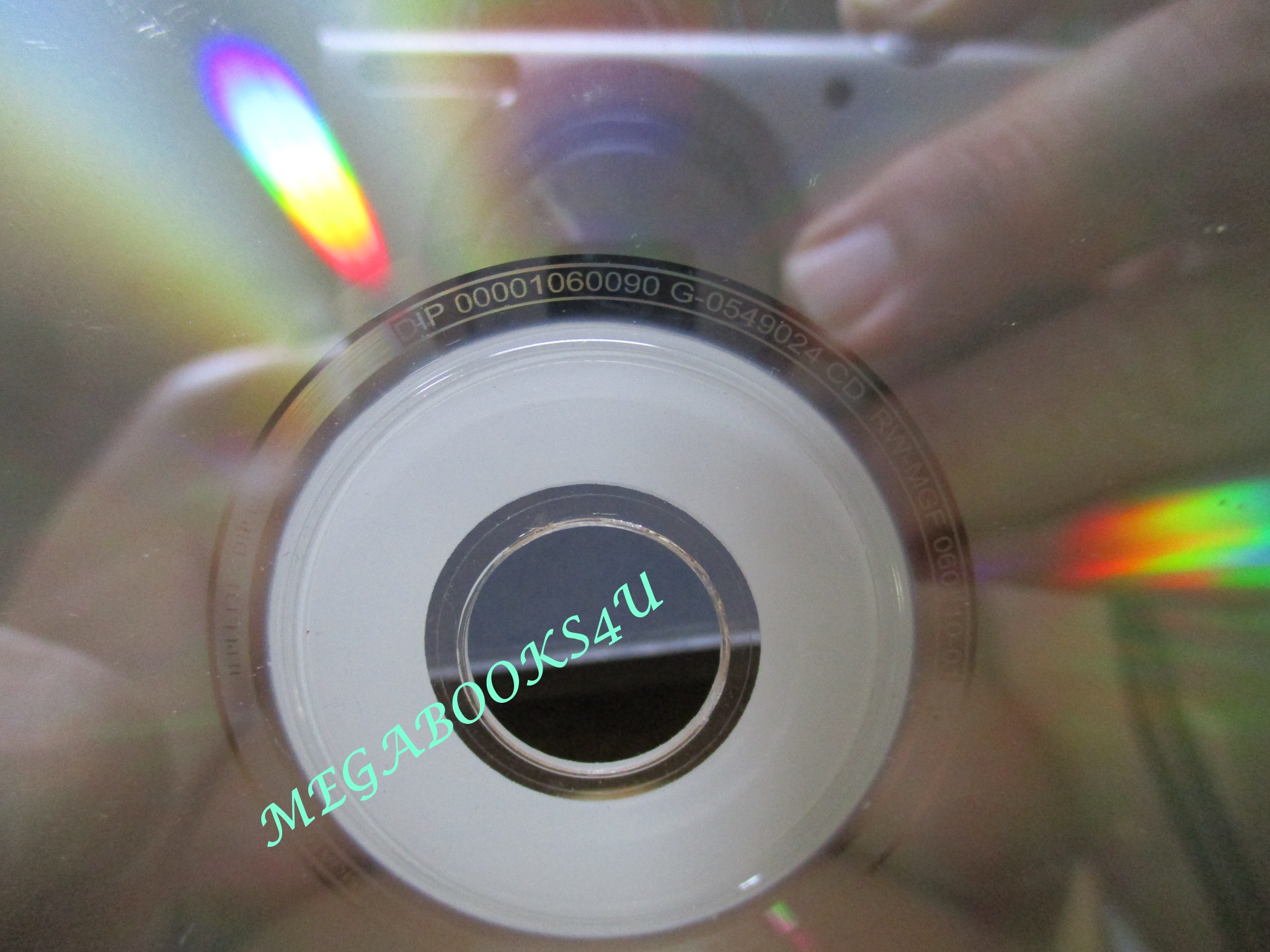 ซีดีเพลงไทยสากล พั้นช์ วรกาญจน์ อัลบั้ม ผู้หญิงกลางสายฝน // ปก และ แผ่นมีรอยเล็กน้อย