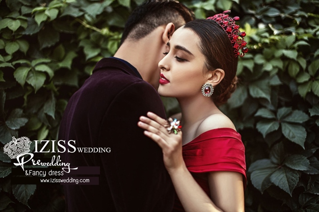 PW324 - **พรีออเดอร์ค่ะ** ชุดคู่ถ่ายพรีเวดดิ้ง (prewedding dress) & ชุดแต่งงานแฟนซี (Fancy wedding dress)ชายหญิง "ธีมชุดเจ้าสาวสีแดง"