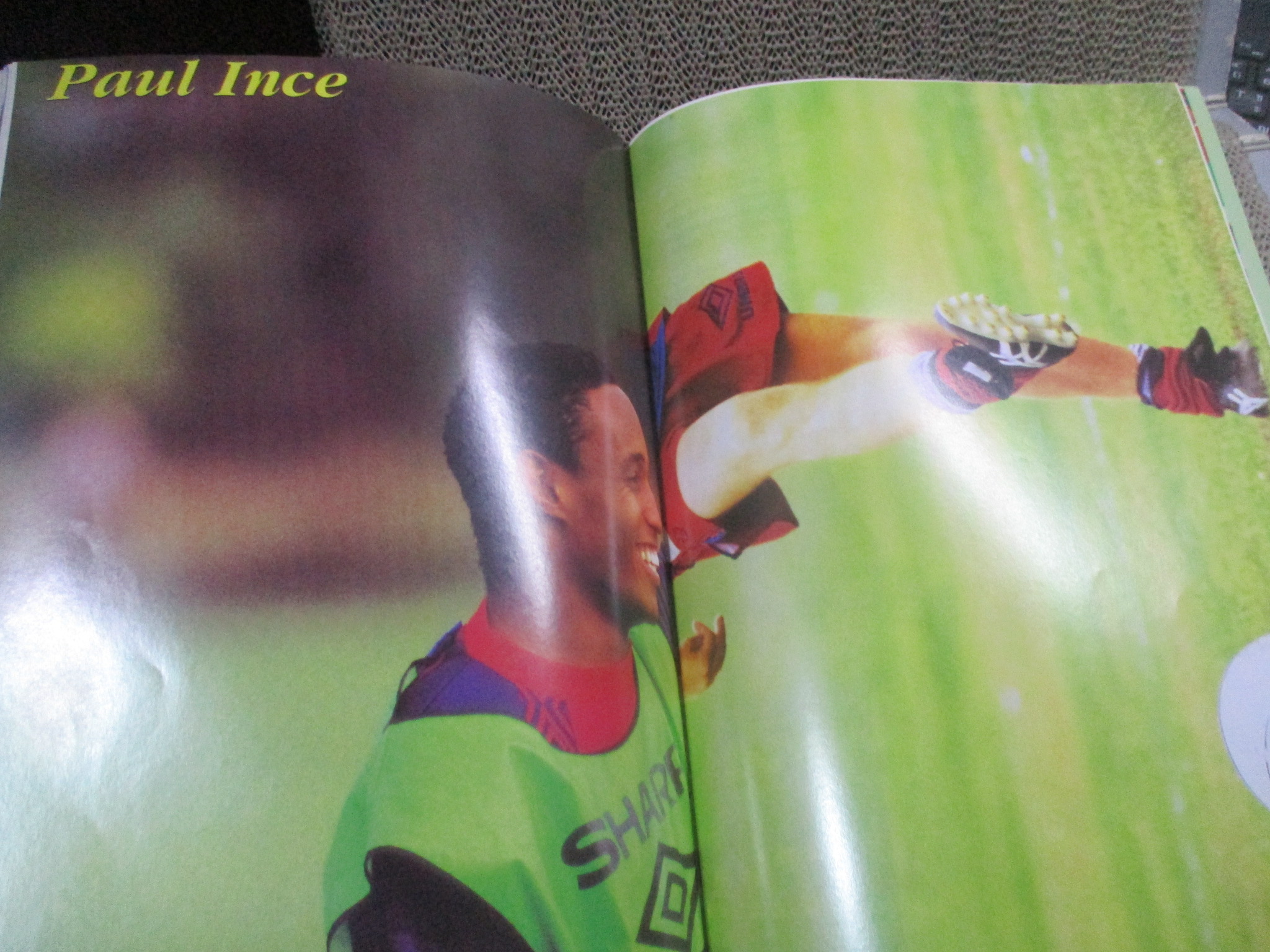 MANCHESTER UNITED ฉบับที่ 23 ปี2537.มีโปสเตอร์ ---สตาร์ซอคเกอร์ ฟุตบอล