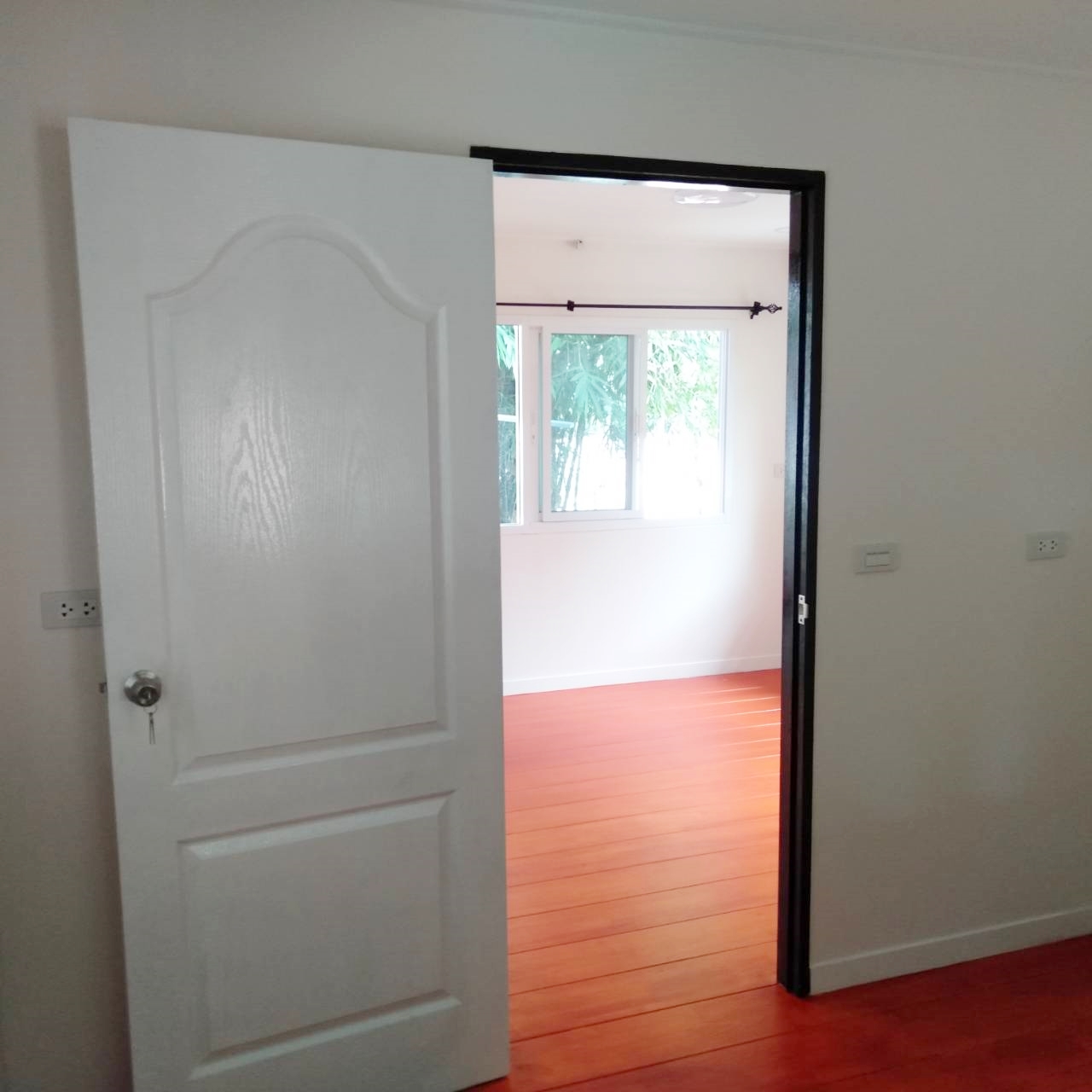 บ้านน็อคดาวน์ หลังนี้ ขนาด 4*6 เมตร พร้อมระเบียงหลังคาคุม ขนาด2*6เมตรเต็มหน้าบ้าน และระเบียงขนาด 2*3 เมตร