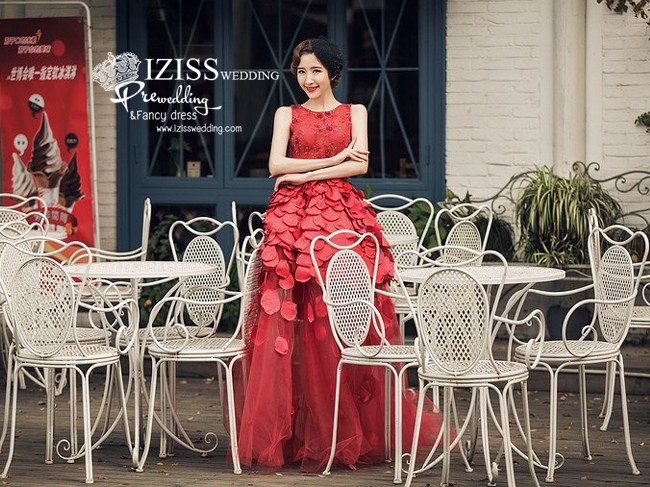 PW317 - **พร้อมส่งเฉพาะชุดผู้หญิง** ชุดคู่ถ่ายพรีเวดดิ้ง (prewedding dress) & ชุดแต่งงานแฟนซี (Fancy wedding dress)ชายหญิง "ธีมสีแดง-ดำ"