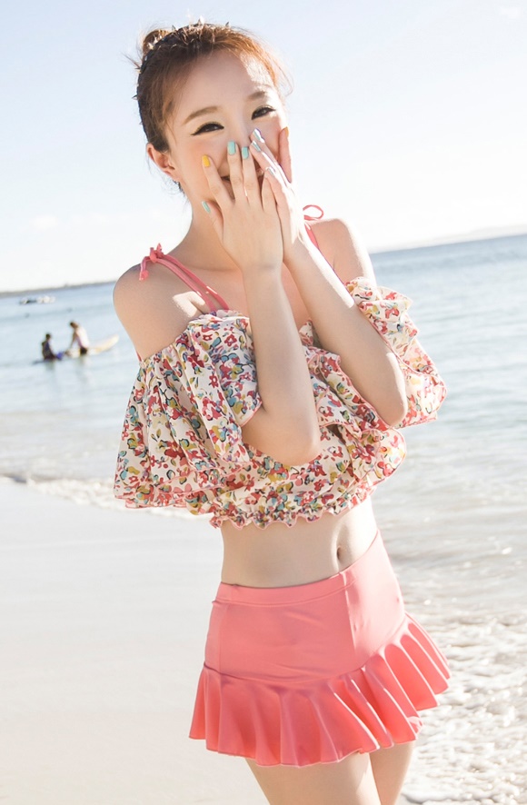 **พร้อมส่ง**ชุดว่ายบิกินี่ทูพีชเซ็ท 3 ชิ้น three-pieces สีชมพูเซ็กซี่ด้วยเสื้อคลุมผ้าลูกไม้ผูกโบว์ที่ไหล่ทั้ง 2 ข้าง ทำให้ดูน่ารัก sexy สวยเหมือนแบบค่ะ