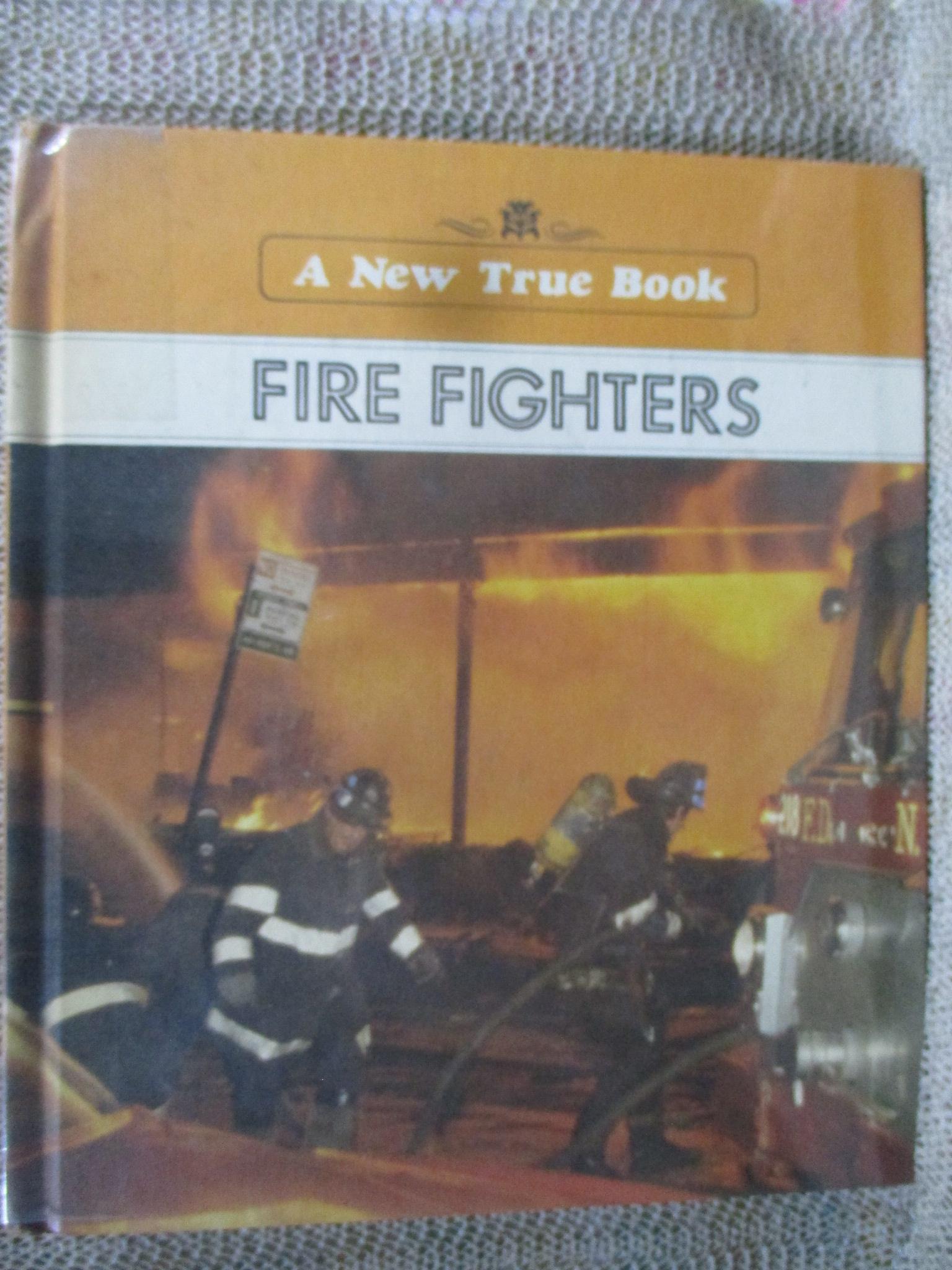 หนังสือ A New True Book : FIRE FIGHTERS (ภาษาอังกฤษ) กระดาษมีจุดเหลือง สภาพดี ห่อปกพลาสติก