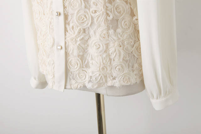 ***หมดค่ะ*** เสื้อชีฟองสีขาว ช่วงลำตัวต่อลุกไม้ แขนยาว ปักพลอยที่ปกเสื้อ สวยเหมือนแบบค่ะ