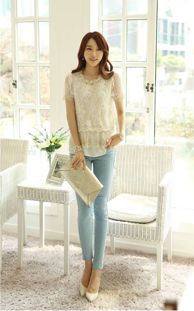 **หมดค่ะ**เสื้อใส่ทำงานผ้าลูกไม้ด้านหน้าตัดต่อด้านหลังด้วยผ้าชีฟองสีขาวครีมแขนสั้น ดีเทลตกแต่งช่วงคอดอกไม้ผสมมุกและลูกปัดสีทอง แขนผ้าลูกไม้โปร่งแต่งขอบสีทอง สวยคุณภาพดีเหมือนแบบค่ะ