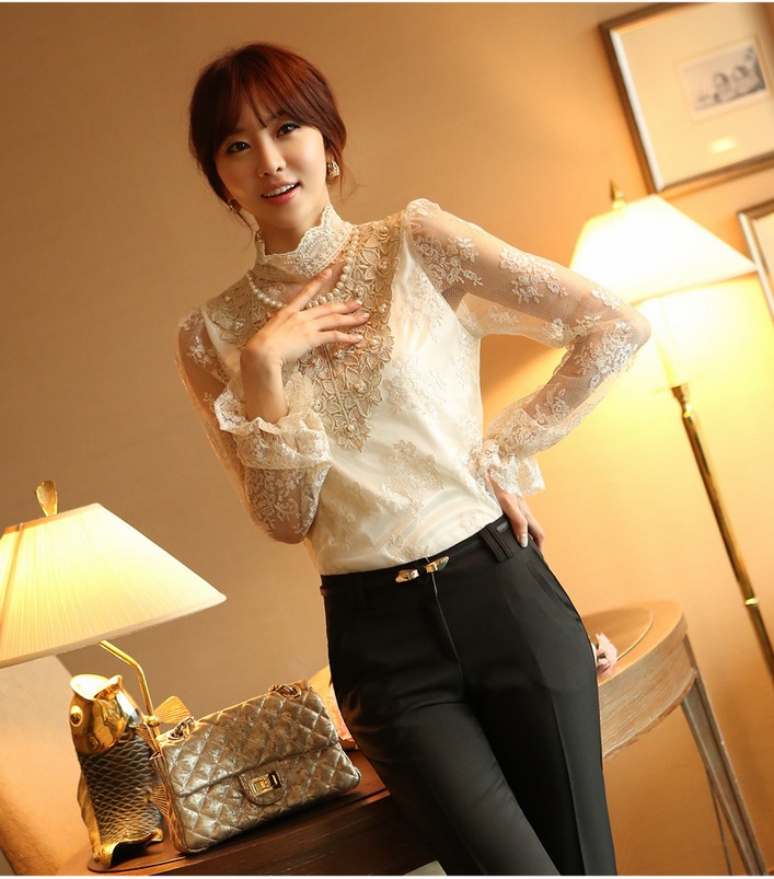 **ขายดีมากๆค่ะ พร้อมส่งมีจำนวนจำกัดค่ะ**เสื้อผ้าลูกไม้สีครีมทอง หน้าอกประดับด้วยดอกไม้ปักมุก แขนยาวจับรูดที่ปลายค่ะ ปลายแขนไม่เย็บริม มีซับในสวยเหมือนแบบ