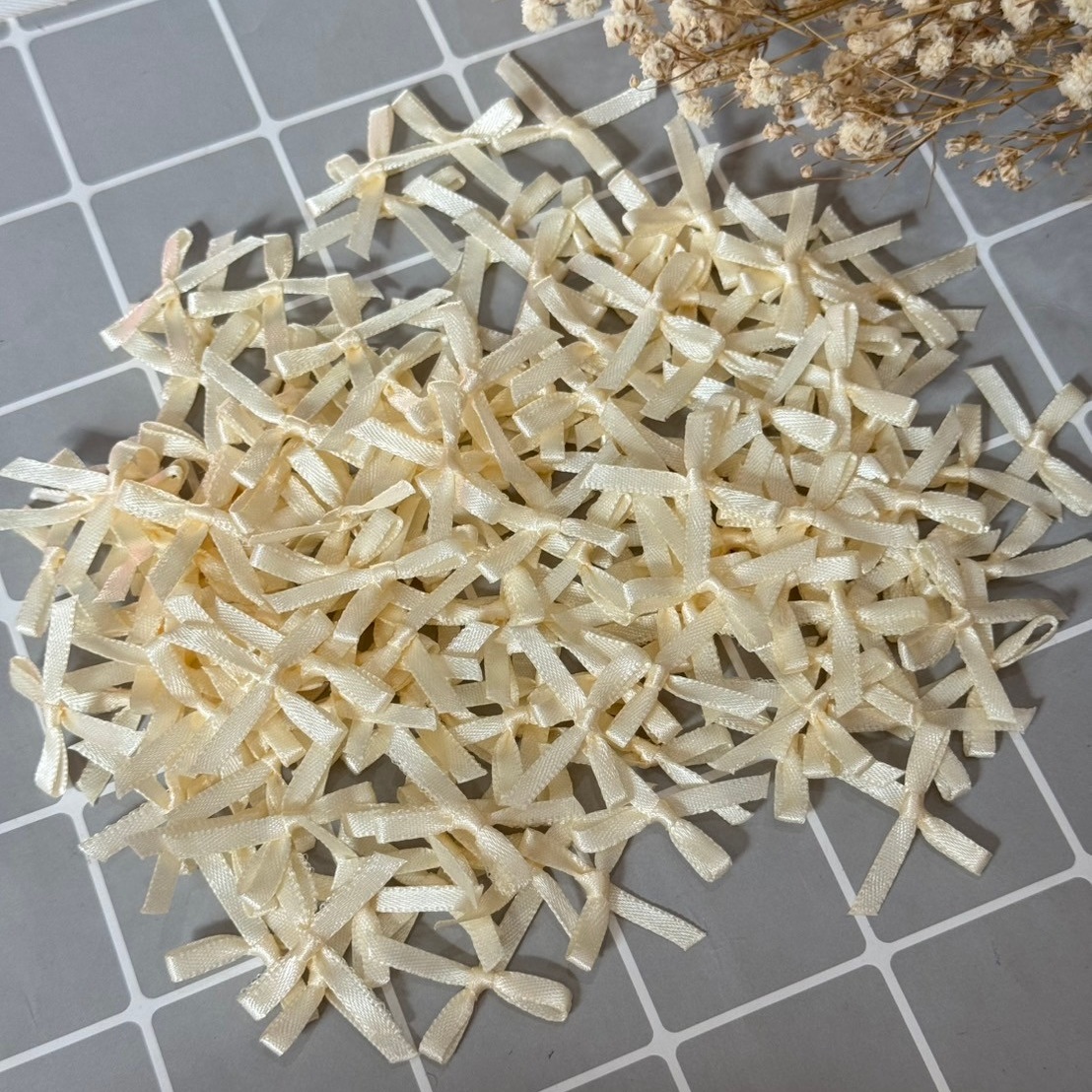 โบว์จิ๋ว โบว์ผ้าซาติน แพ็คละ 100 ชิ้น ริบบิ้นหน้ากว้าง 4 มม.