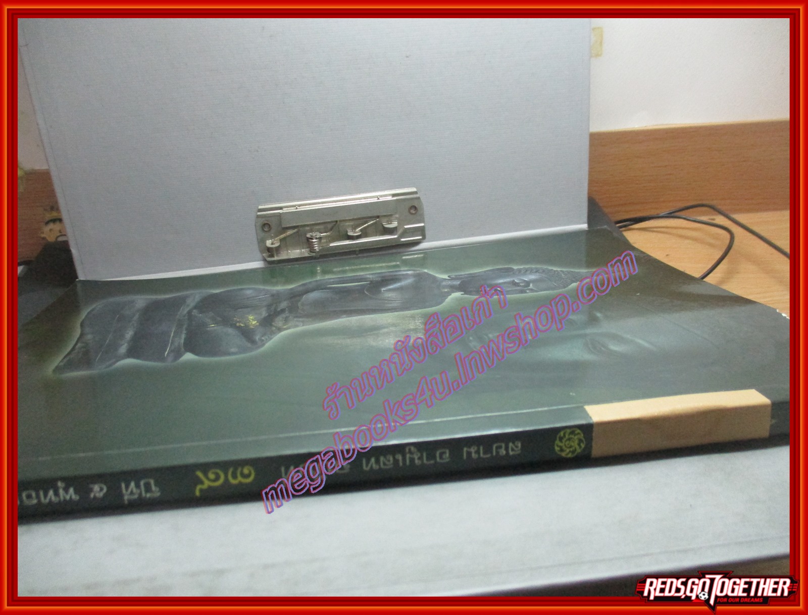 นิตยสารพระ SIAM AMULET เล่มที่39 ปีที่5 ปี2557 ปก พระผงวัดปากน้ำ รุ่น1 วัดปากน้ำ ภาษีเจริญ มีตำหนิ ซ่อมสันปกบางส่วน และ ด้านบนปกหลังแหว่งไปนิด